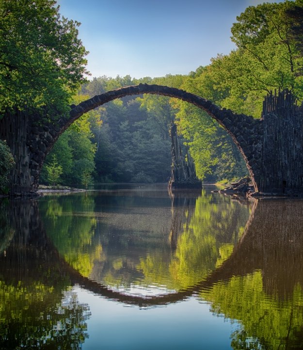 Brug met weerspiegeling