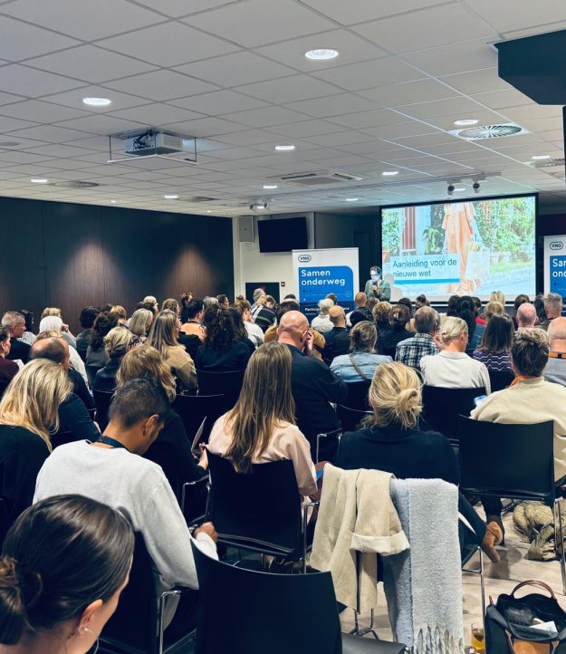 Mensen in een zaal 