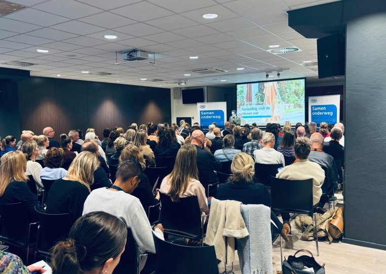 Mensen in een zaal 